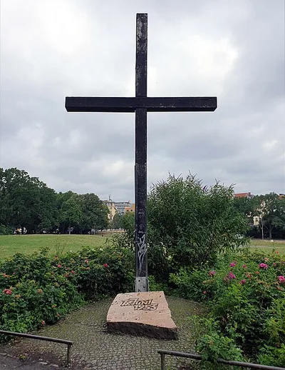 Gedenkzeichen Kreuz mit Inschriftenstein