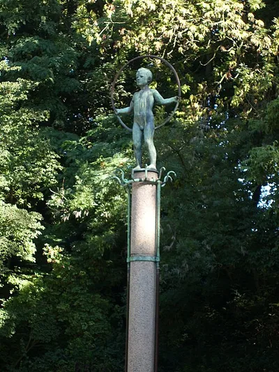 Knabe mit Reifen