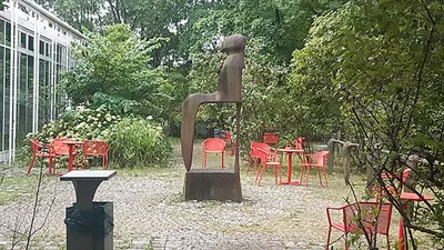 Große transparente Sitzfigur II