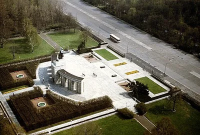 Sowjetisches Ehrenmal mit Soldatenfigur