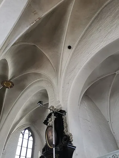 Kanonenkugel im Kirchengewölbe St. Aegidien (Lübeck)
