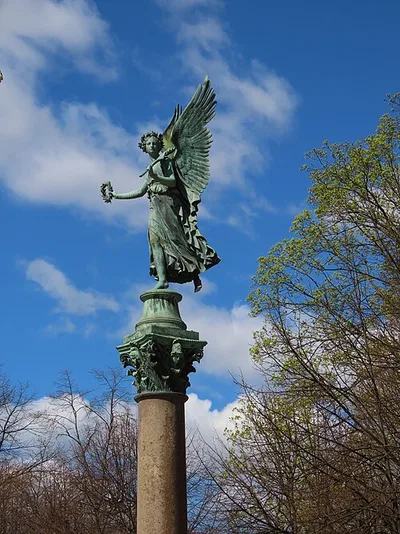 zwei Granitsäulen mit Viktorienfiguren