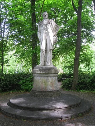 Theodor-Fontane-Statue